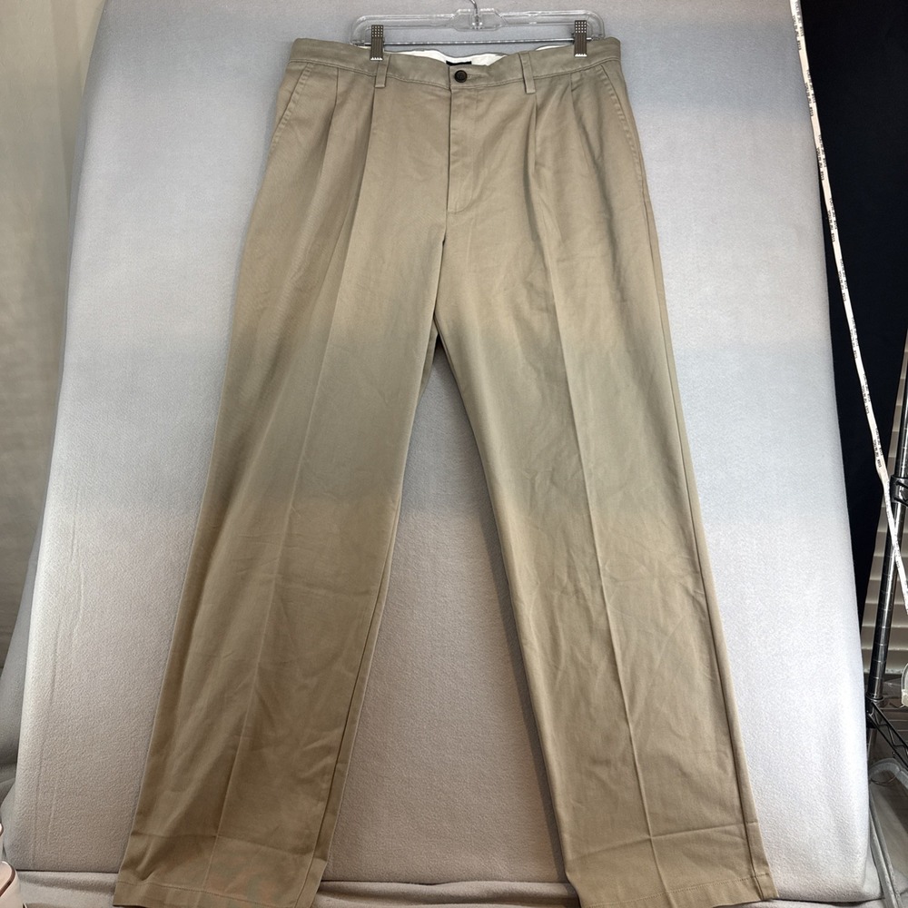 Men's 36x34 Dockers Easy khaki classic fit/pleated. Men's pants. Dress Pants.